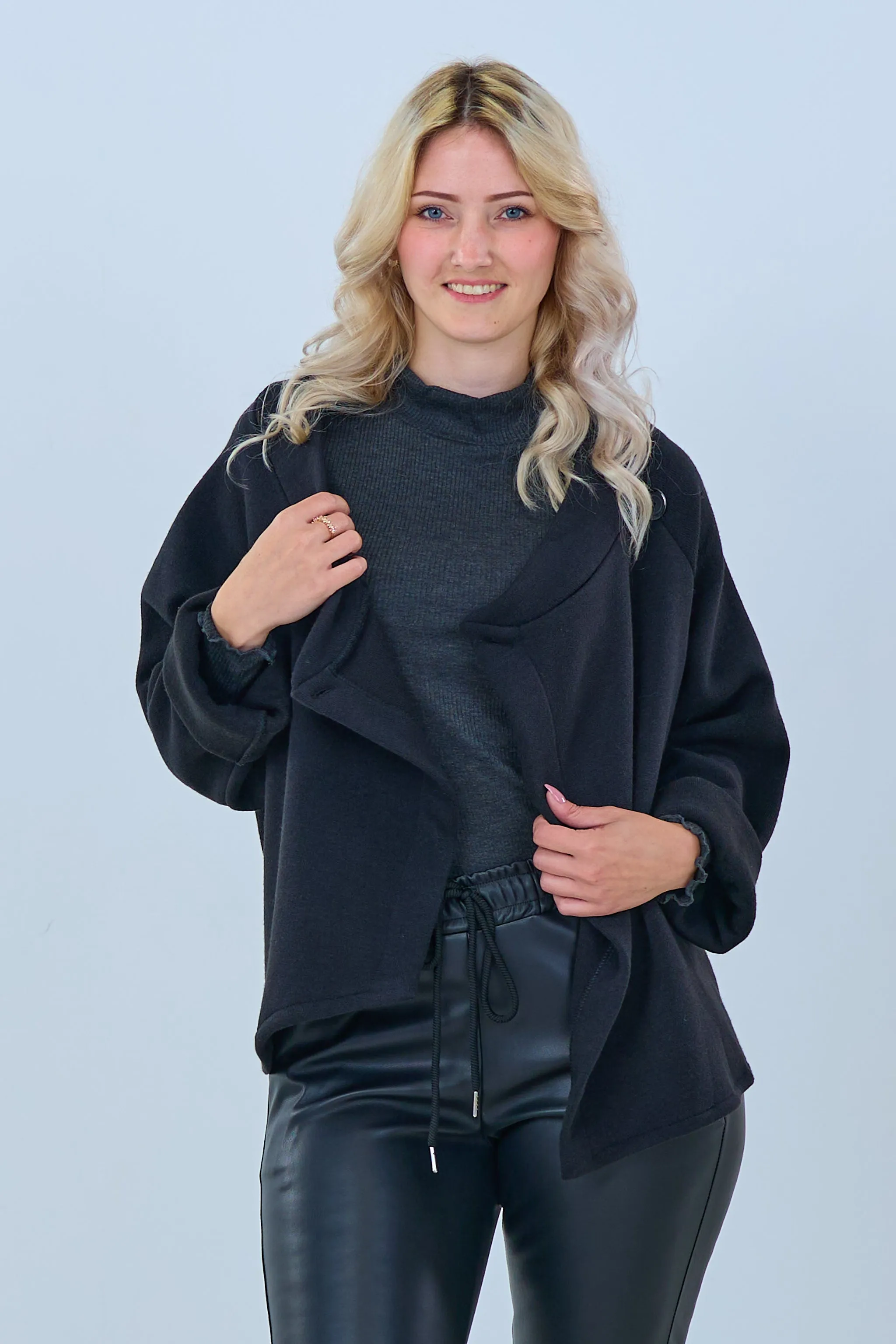 Poncho-Jacke mit Ärmeln, schwarz